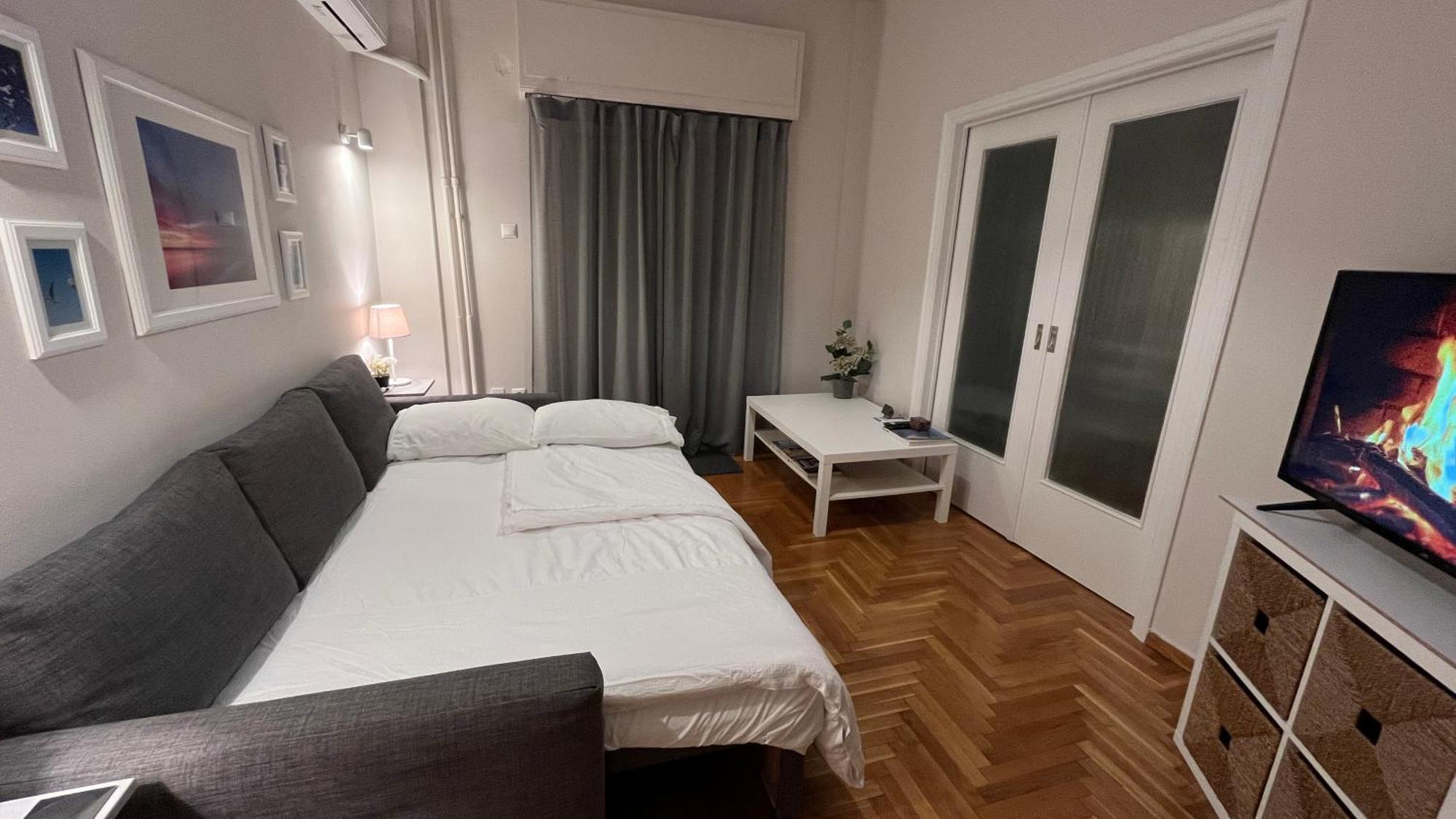 4 Newly Renovated Charming Apartments Steps From Panormou Metro Station Афины Номер фото